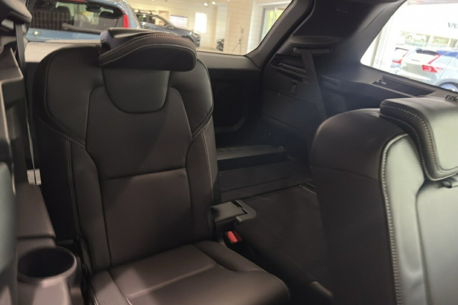 2024 Volvo XC90 L Series Recharge Ultimate T8 Plug-In Hybrid SUV Image 17