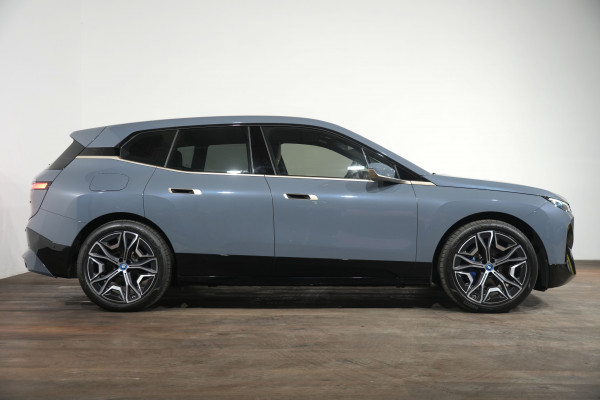 2022 BMW iX xDrive40 SUV image 4