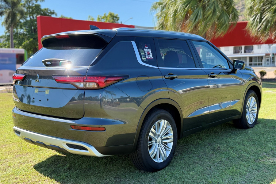 2024 Mitsubishi Outlander ZM LS SUV Image 8