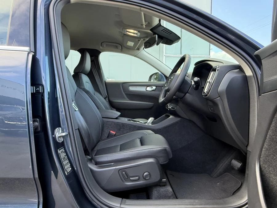 2026 Volvo XC40 XZ Ultra B4 Bright SUV Image 8