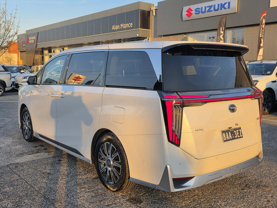 2026 GAC M8 PHEV  Luxury People Mover Image 5