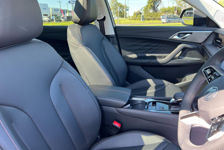 2024 MY24.5 MG HS AS33 Essence SUV Image 17