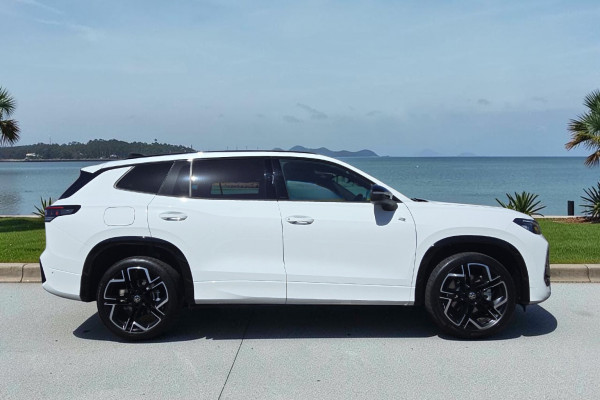 2025 MY26 Volkswagen Tayron R4 195TSI R-Line SUV Image 2