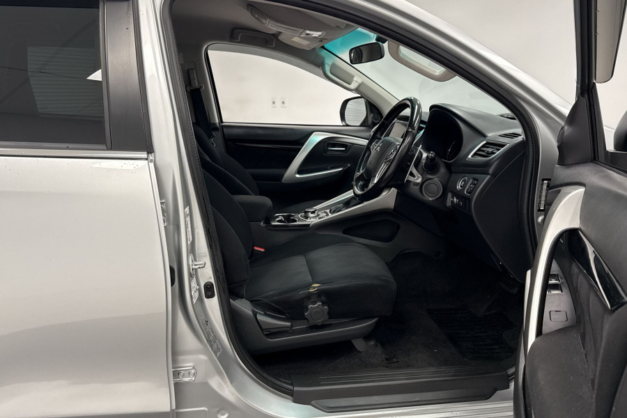 2016 Mitsubishi Pajero Sport QE GLX SUV Image 19