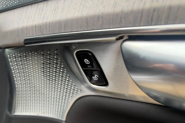 2025 MY26 Volvo XC90 L Series Ultra B5 Dark SUV Image 11