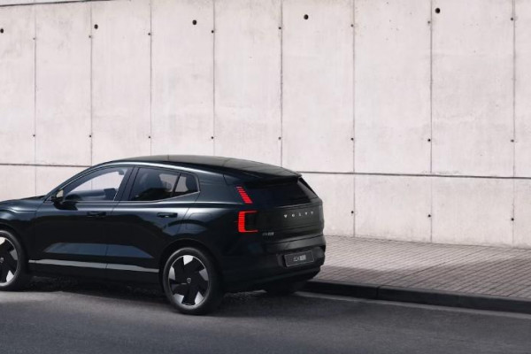 2024 MY25 Volvo EX30  Single Motor Extended Range Ultra SUV Image 3