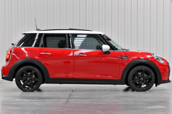 2022 MINI Cooper F55 LCI-2 C Classic Hatch image 3