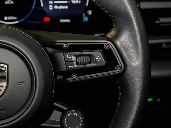 2025 Porsche Macan SUV image 26
