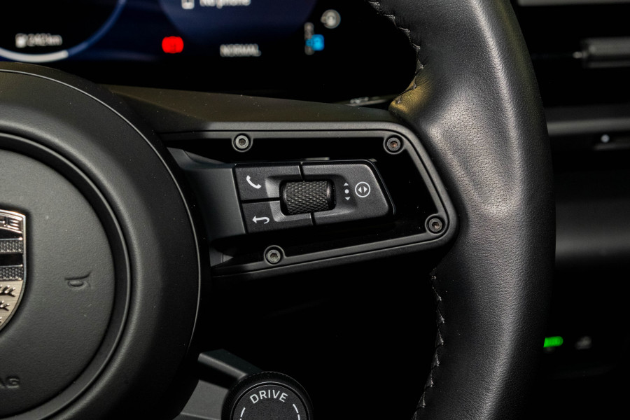 2025 Porsche Macan SUV