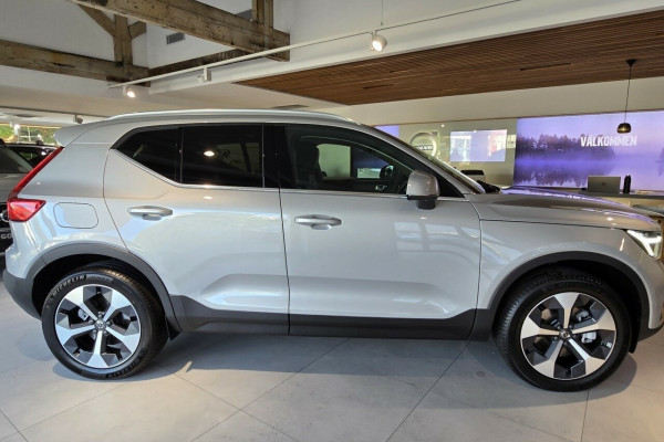 2025 Volvo XC40 XZ Ultra B4 Bright SUV Image 3