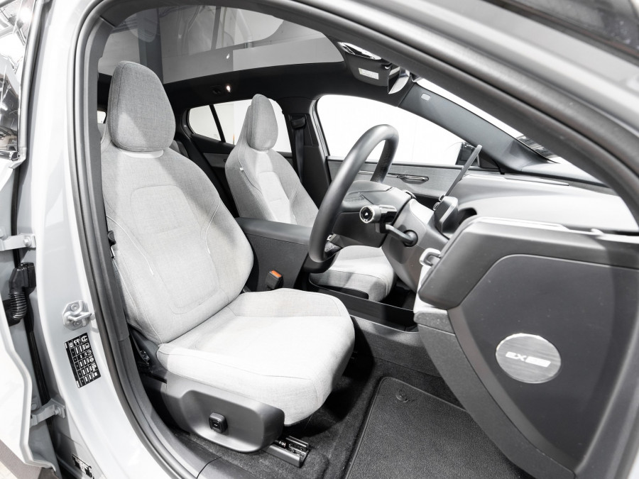 2026 Volvo EX30  Single Motor Extended Range Ultra SUV Image 18