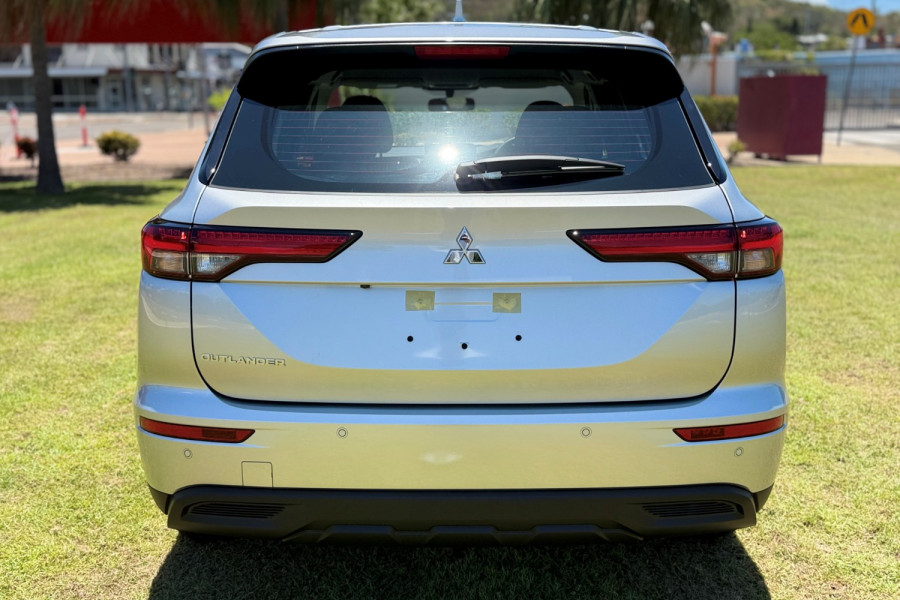2024 Mitsubishi Outlander ZM ES SUV Image 7