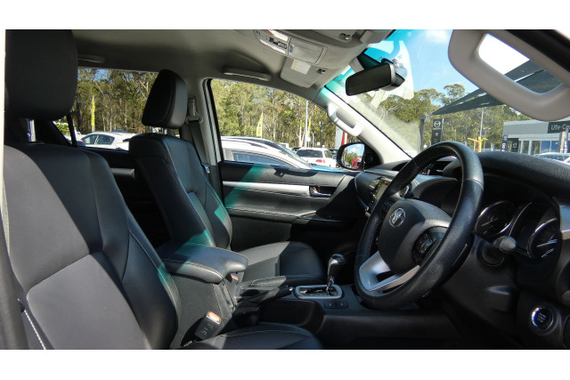 2021 Toyota HiLux GUN126R SR5 + PREMIUM INTERIOR 4X4 Ute Image 14