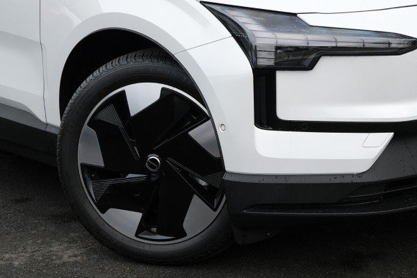2024 Volvo EX30  Single Motor Extended Range Ultra SUV Image 6