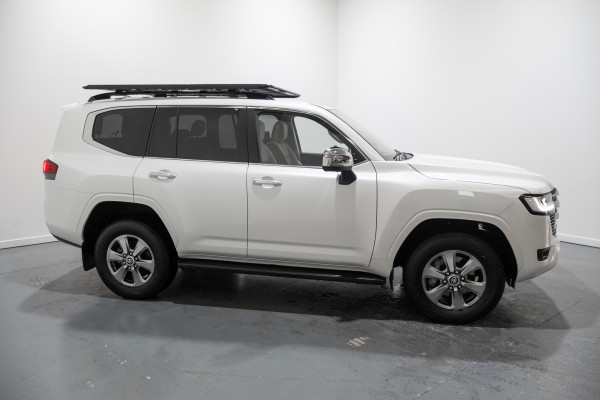2023 Toyota LandCruiser Sahara SUV image 9