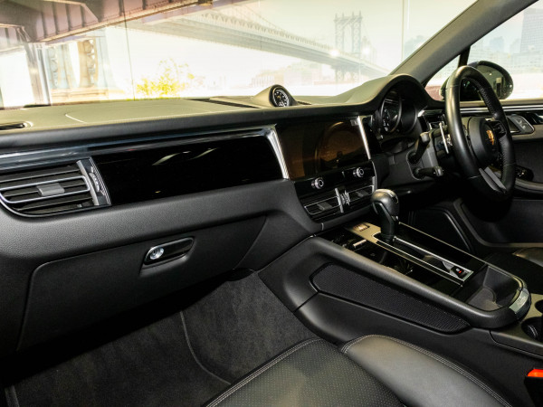 2023 Porsche Macan 95B T SUV image 18