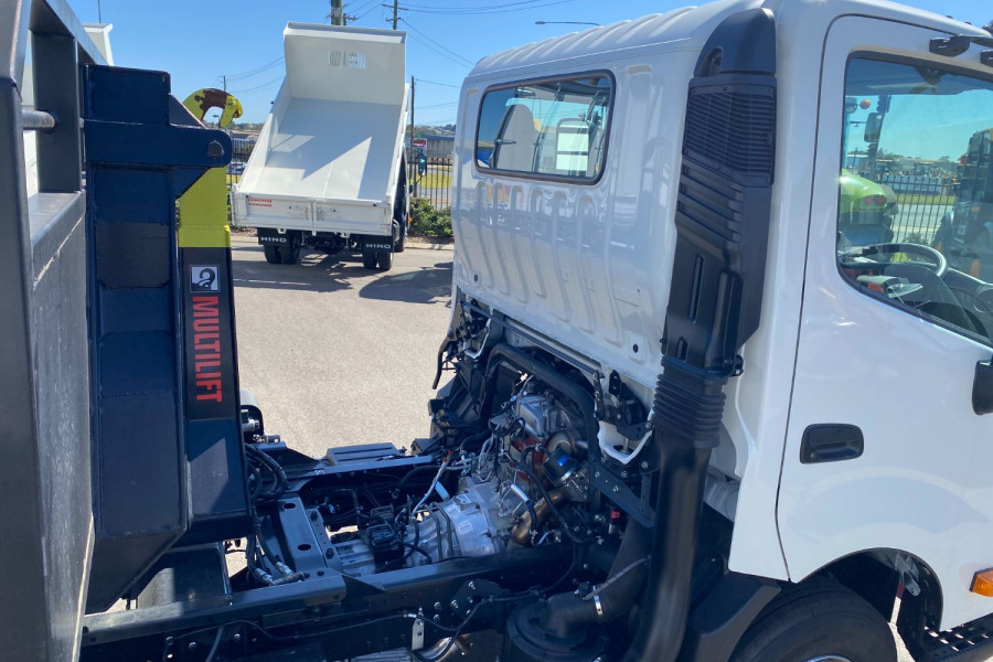 2024 Hino 921 Hook Lift 300-Series Tipping Tray Image 9