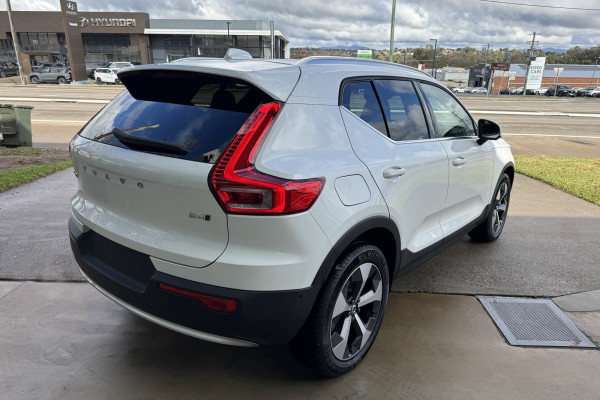 2026 Volvo XC40 XZ Ultra B4 Bright SUV Image 5
