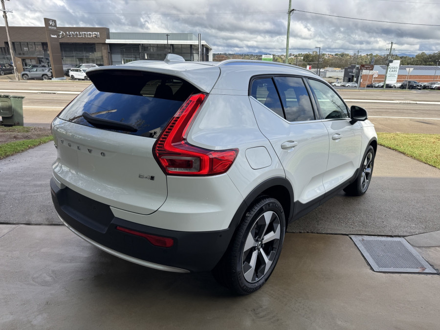2026 Volvo XC40 XZ Ultra B4 Bright SUV Image 5