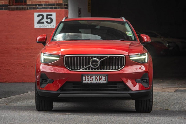 2023 Volvo XC40  Ultimate B4 Bright SUV Image 4