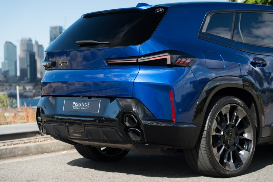 2023 BMW XM V8 Hybrid SUV Image 9