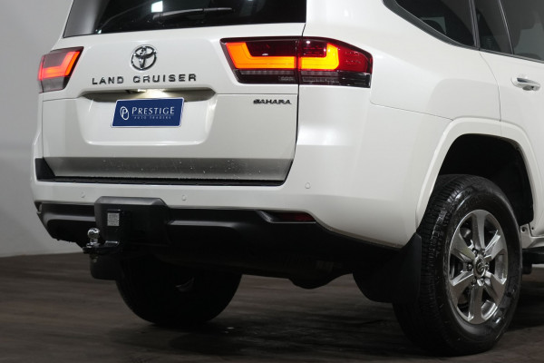 2025 Toyota LandCruiser Sahara SUV image 8
