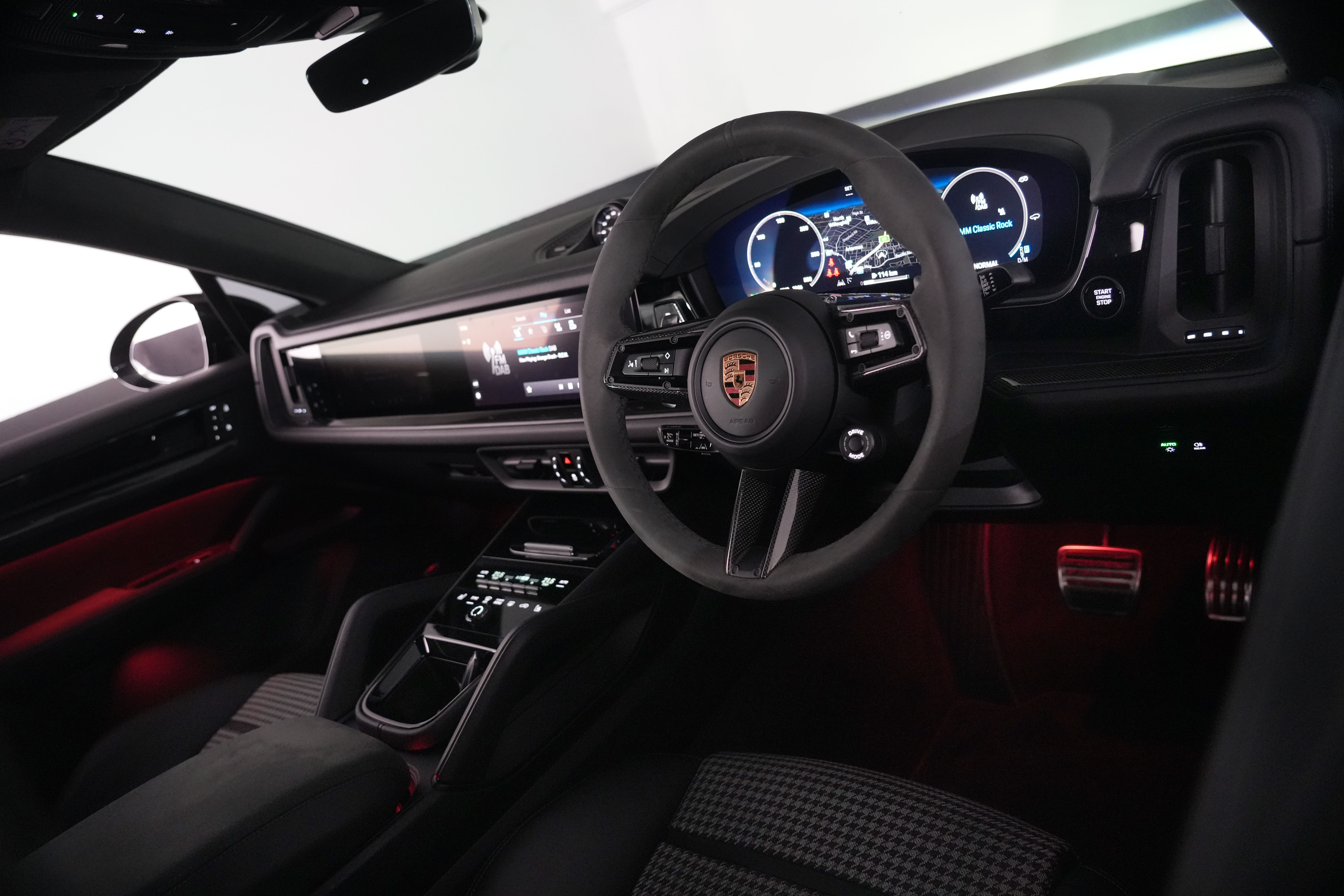 2024 Porsche Cayenne GTS Coupe Image 27