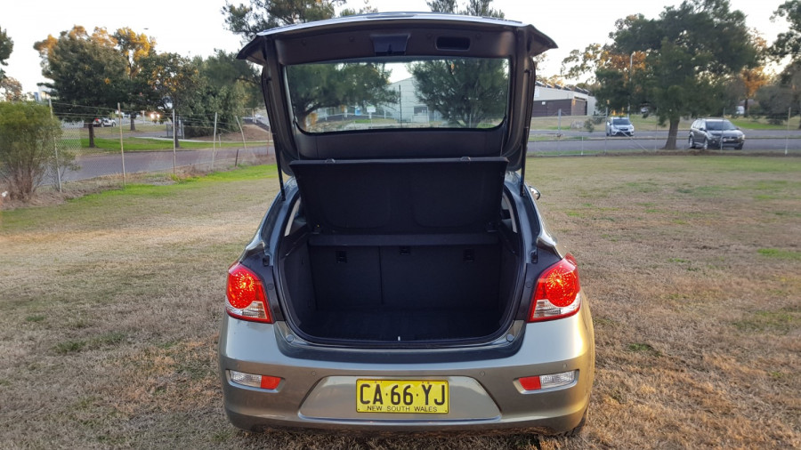 2015 MY16 Holden Cruze JH Series II Equipe Hatch Image 12