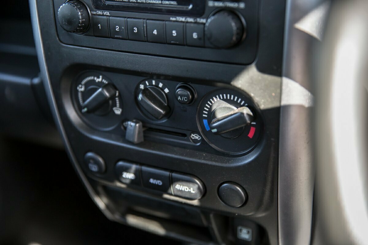 2013 Suzuki Jimny SN413 T6 Sierra SUV Image 24