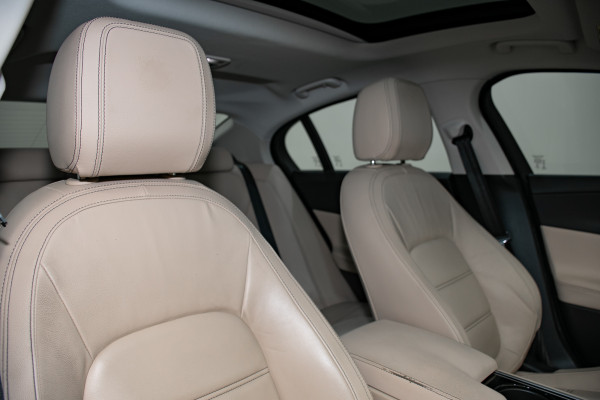 2016 Jaguar XE 20t Prestige Sedan Image 4