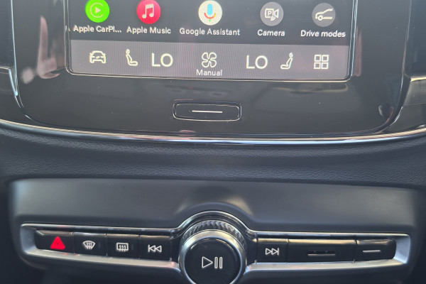 2023 Volvo XC40 XZ Ultimate B5 Dark SUV Image 18