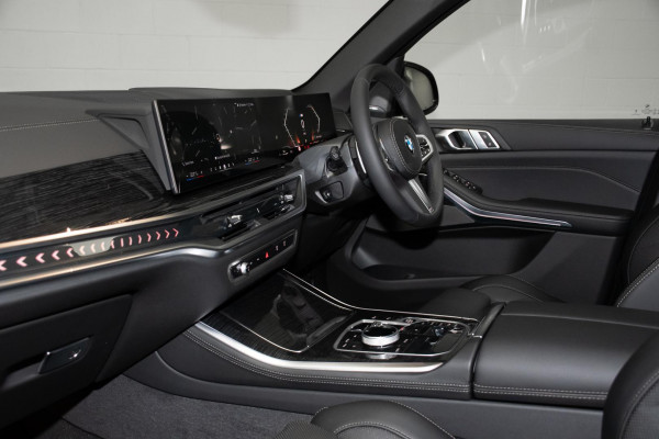 2025 BMW X5 G05 LCI xDrive40i M Sport SUV image 8