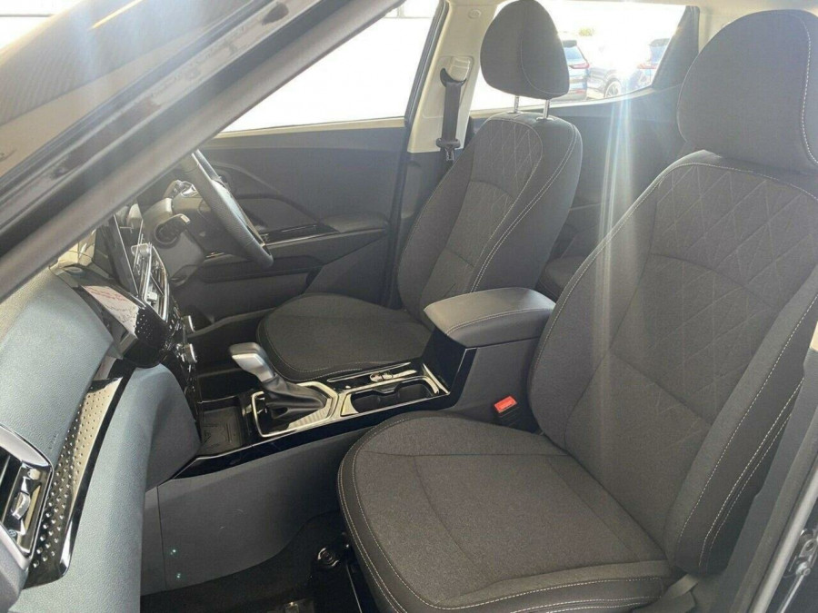 2025 Mahindra XUV3X0  AX5L SUV Image 18