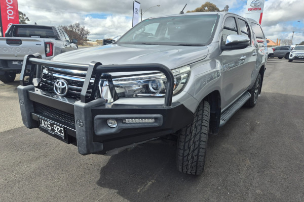 2018 Toyota HiLux  SR5 Double Cab Pick Up Image 5
