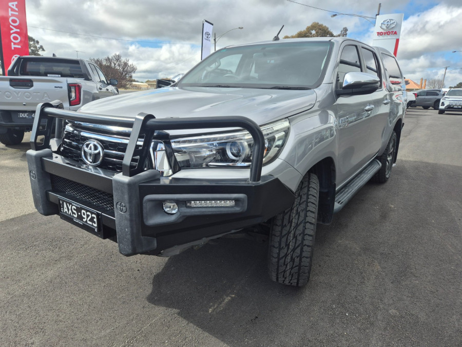 2018 Toyota HiLux  SR5 Double Cab Pick Up Image 5