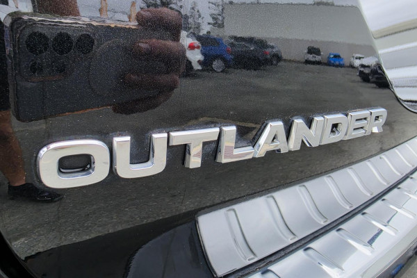 2023 Mitsubishi Outlander ZM Black Edition SUV Image 12