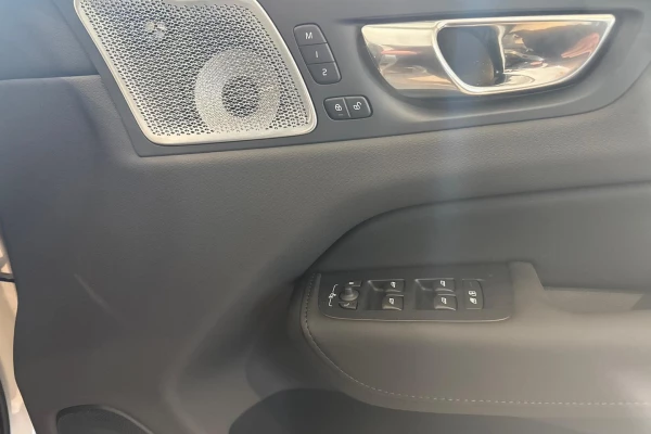 2026 Volvo XC60 UZ Ultra T8 Plug-in Hybrid Dark SUV Image 8