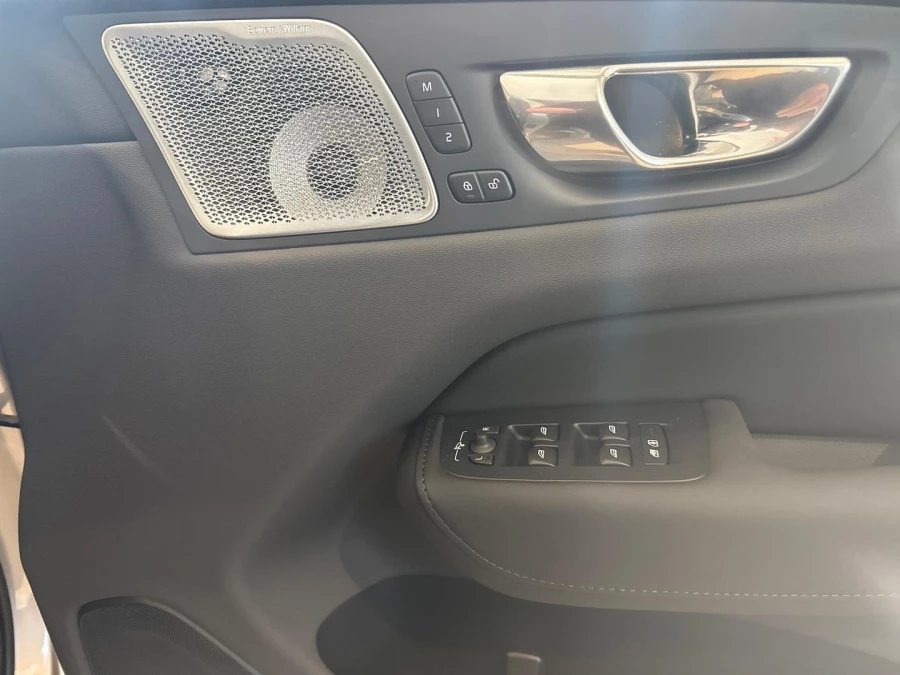 2026 Volvo XC60 UZ Ultra T8 Plug-in Hybrid Dark SUV Image 8