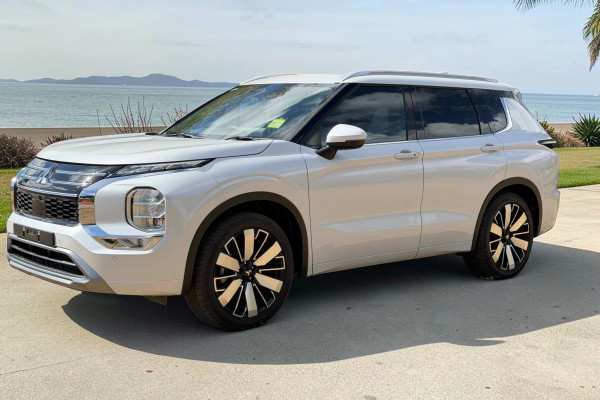 2025 Mitsubishi Outlander ZM Exceed SUV Image 3