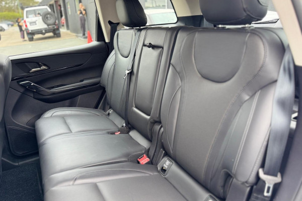 2025 Mahindra XUV700  AX7L SUV Image 13