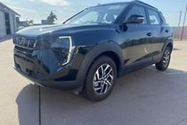 2025 Mahindra XUV3X0  AX5L SUV Image 8
