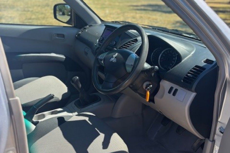 2015 Mitsubishi Triton MN GL Cab Chassis Image 9