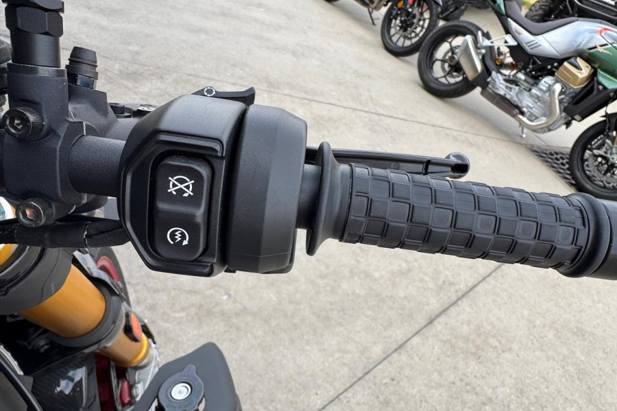 2024 MY23 Indian FTR 1200 R Carbon FTR Image 15