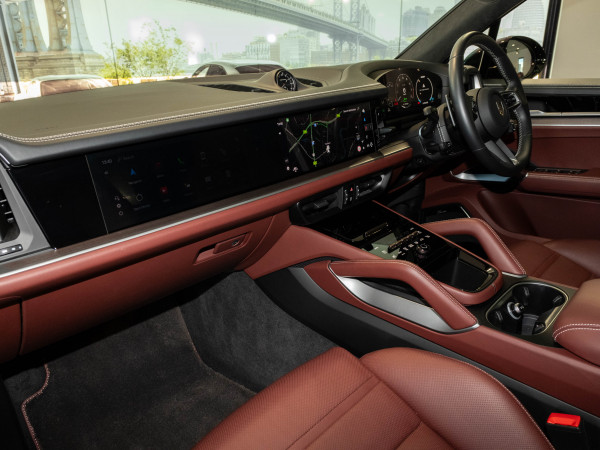 2024 MY25 Porsche Cayenne Turbo E-Hybrid SUV image 9