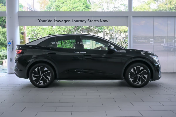 2025 Volkswagen ID. 5 E2 Pro SUV Image 3