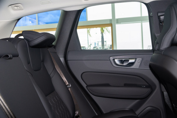 2026 Volvo XC60 UZ Plus T8 Plug-in Hybrid Dark SUV Image 9