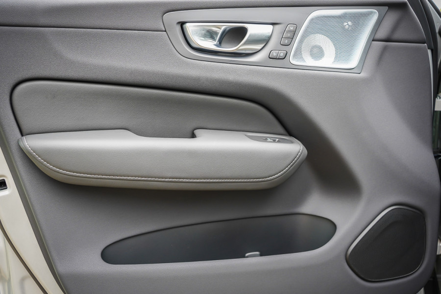 2025 Volvo XC60 UZ Ultra T8 Plug-In Hybrid SUV Image 30