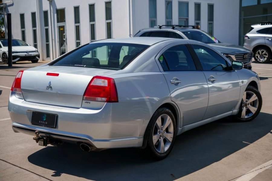 2008 Mitsubishi 380 DB Series III SX Sedan Image 2