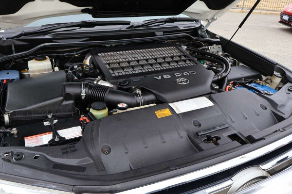 2016 Toyota LandCruiser VDJ200R Sahara SUV Image 21
