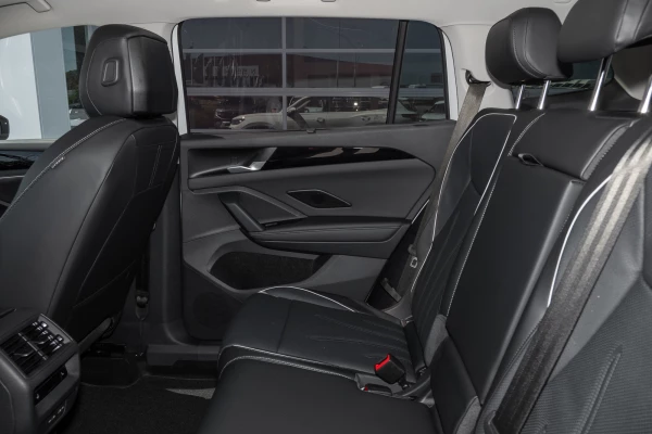 2026 Volkswagen Tayron R4 150TSI eHybrid Elegance SUV Image 9